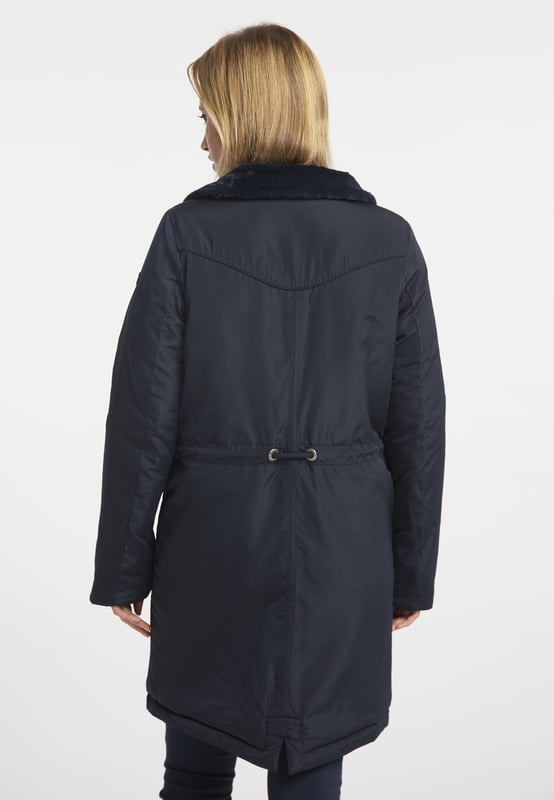 Deze winterjas van DreiMaster Klassik geeft je zeker zin om te dragen op kille dagen! We leggen uit waarom: Ten eerste overtuigt het winterstuk met veel ruimte - dankzij de twee grote klepzakken, die ook nog een binnenzak hebben, twee extra zakken met rits op borsthoogte en een binnenzak. Ten tweede scoort de jas punten aan de binnenkant en op de kraag met knusse, zachte randjes van imitatiebont. Deze verwent u rondom, terwijl de 100% synthetische vulling u toch perfect warm houdt. Het licht glanzende buitenmateriaal is geschikt voor weer en wind. Extra bescherming wordt geboden door de drukknoopsluiting die de 2-weg ritssluiting bedekt.  Jas