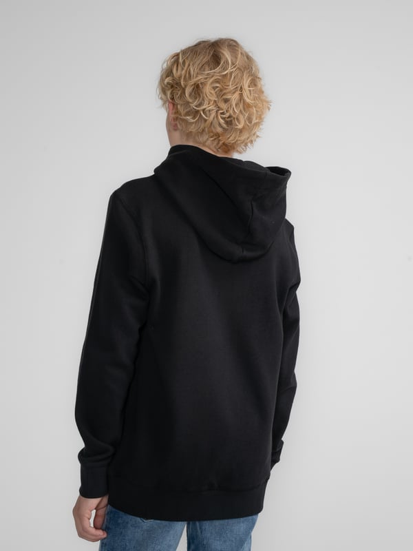 Lässiger Hoodie mit dezentem Logoprint auf der Brust und normaler Passform. Dieser Hoodie hat eine Kapuze mit Tunnelzug, eine Kängurutasche und gerippte Ärmelbündchen. Hergestellt aus 100 % Baumwolle. Du kannst dich nicht zwischen zwei Größen entscheiden? Dann wähle die größere Größe. Lässiger HoodieDezenter LogoprintNormale PassformKapuze mit TunnelzugKängurutasche100 % Baumwolle
