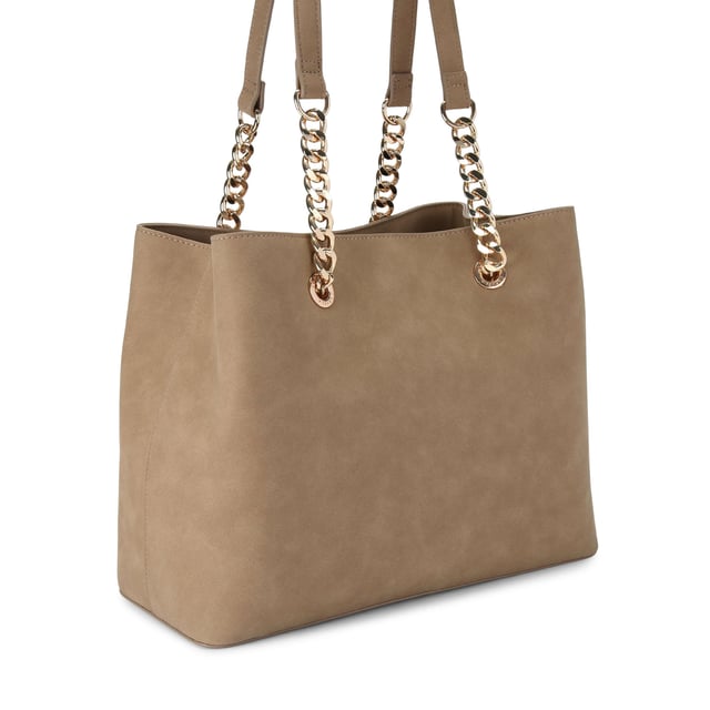 This Cammie tote bag features a camel microsuede exterior with gold tone hardware. There is a removable card wallet on the front chain. Dimensions: 27cm (H), 30cm (L), 16cm (D). Strap drop: 68cm.