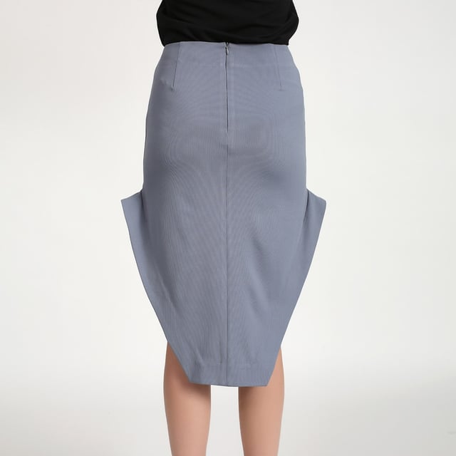 Een verleidelijke snit, dit stuk biedt openingen aan de zijkanten subtiel de benen onthullen. High-end afwerkingen met satijnen versieringen door de zoom verbeterd met gouden vooringenomenheid. Combineer met een shirt of blouse voor een verfijnde look.
• Vorm: potlood met ruches die aan de zijkanten opduiken
• Lengte: 75 cm
• Invisible Zipper Center Back