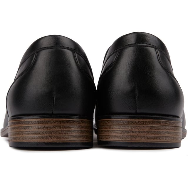 Mantenlo fresco y clásico con el elegante mocasín Leader negro de Soletrader, una prenda imprescindible para el caballero moderno y un elemento esencial elegante para tu guardarropa, así como el compañero perfecto para cualquier look elegante. Con mocasines, detalles de costuras y plantilla interior con la marca, estos zapatos elegantes y atemporales son elegantes sin esfuerzo.