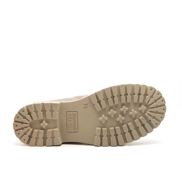 Color: Beige 412 Corte: Piel Interior: Piel Suela: Goma Cierre: Cremallera y cordones Detalles Logo de la marca dorado y acabado en el talón Ajuste: Regular Ocasión: Tiempo libre