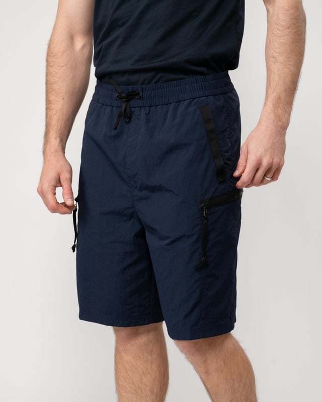 ShellBrand logoDrawstring closure
Composition 100% Polyamide
 