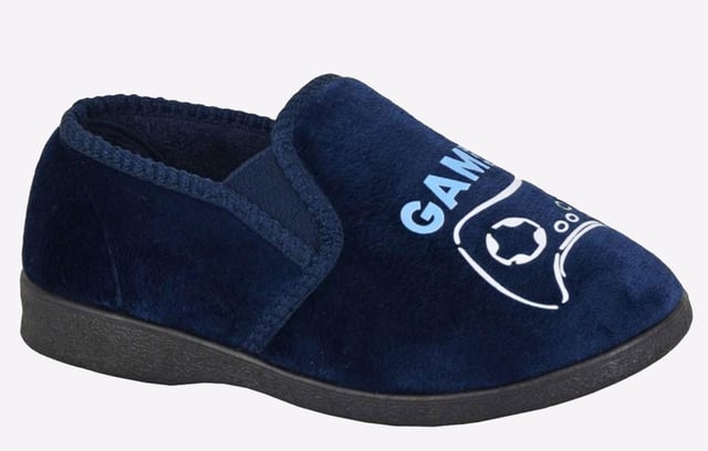 Let the youngster in your life showcase their passion with these Zedzzz junior Gamer slippers, delivered in a navy upper with a fun gaming decal and durable outsole.- Velour upper
- Twin gussets for east wear
- Slip on silhouette
- Textile Covered Injected Sole