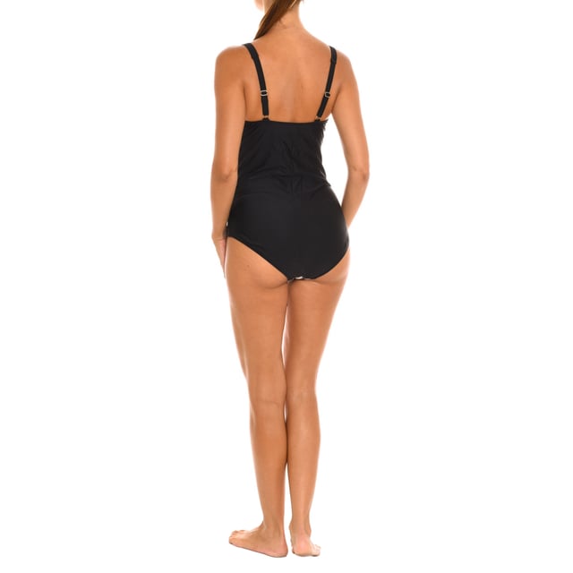 Women's round neckline swimsuit EB1033C.

 It features a round neckline at the front, creating a feminine and elegant silhouette.
 Includes cups to support and enhance the bust.
 Fully lined.
 It features adjustable straps that allow you to customize the fit and coverage.
 This Teleno swimsuit is an attractive and versatile option to wear on the beach, pool or other water activities.
 Its elegant and feminine design makes it a suitable garment for both a day at the beach and for more formal events or situations.
 Composition: Exterior: 82% Polyamide, 18% Elastane.
 Lining: 92% Polyester, 8% Elastane.
 Cup: 100% Polyester
 Care:
Hand wash maximum 30º.
 Do not use dryer.
 Do not use bleach.
 Do not iron.
 Do not dry clean.
 Do not squeeze.