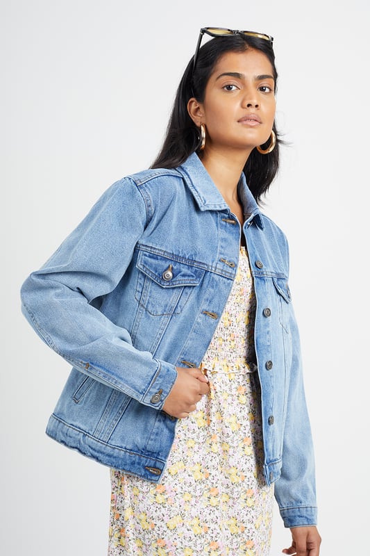 Embrace western chic with this Brave Soul denim jacket. Crafted in 100% cotton, it features two chest pockets, button fastenings, and contrast colour topstitching for an authentic look. The regular fit ensures both style and comfort. Elevate your casual style with this timeless piece.