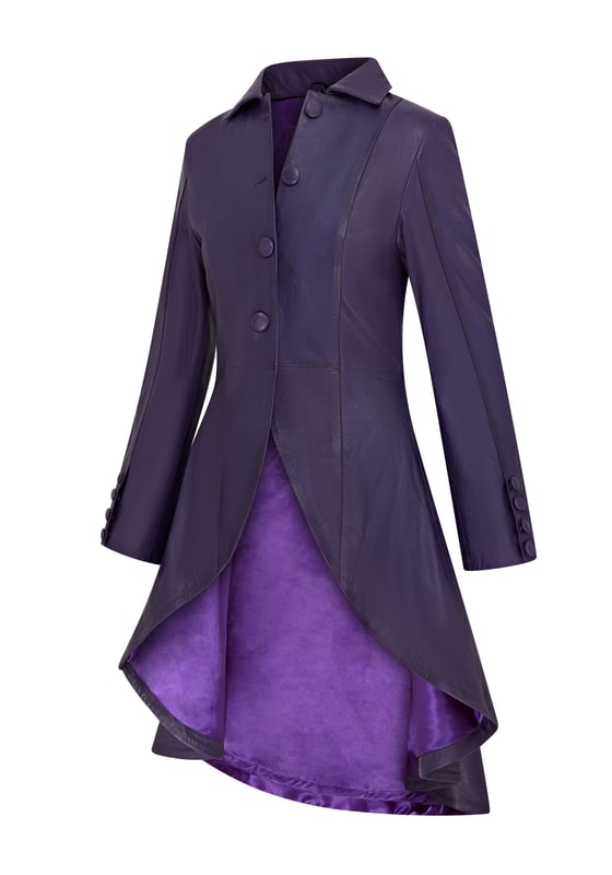 Deze lange jas, geïnspireerd op Victoriaanse en Edwardiaanse stijlen, heeft een strak uitlopend design gemaakt van 100% premium leer. Perfect voor gothic en punk mode, het is een gedurfd statement piece dat vintage charme combineert met een moderne rand. Lange uitlopende jas voor een opvallende look Gemaakt van 100% premium leer voor duurzaamheid en luxe Victoriaanse en Edwardiaanse invloeden met een eigentijdse twist Perfect voor gothic, punk of alternatieve modestijlen