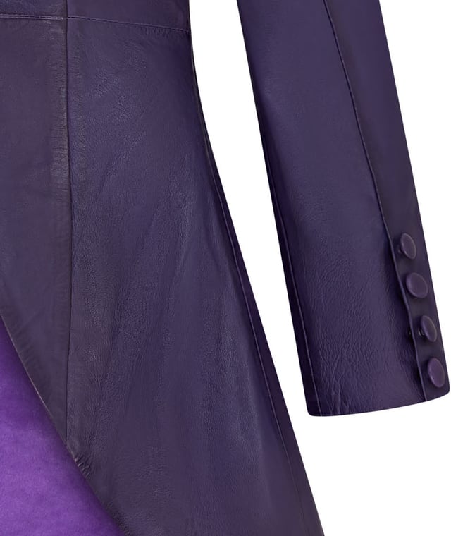 Deze lange jas, geïnspireerd op Victoriaanse en Edwardiaanse stijlen, heeft een strak uitlopend design gemaakt van 100% premium leer. Perfect voor gothic en punk mode, het is een gedurfd statement piece dat vintage charme combineert met een moderne rand. Lange uitlopende jas voor een opvallende look Gemaakt van 100% premium leer voor duurzaamheid en luxe Victoriaanse en Edwardiaanse invloeden met een eigentijdse twist Perfect voor gothic, punk of alternatieve modestijlen
