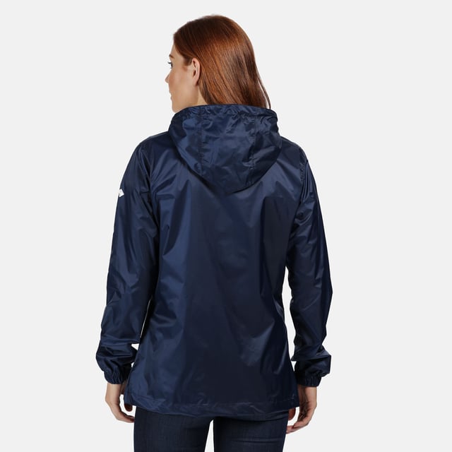 100% Polyamid. Wasserdichte Kapuzenjacke aus leichtem Isolite 5000-Gewebe. Kein Futter. 2 untere Taschen. Ideal für nasses Wetter oder als leichte Schicht. Handwäsche.