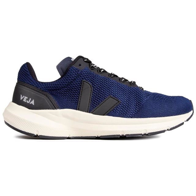 Las zapatillas de Veja son sostenibles. ético y respetuoso con el medio ambiente. La silueta vegana Marlin presenta una parte superior de tejido tejido transpirable. la legendaria firma en V grande en el lateral y forro 100% poliéster reciclado. El ligero. La suela exterior estriada de este zapato azul para correr proporciona un agarre excepcional y una zancada neutral.