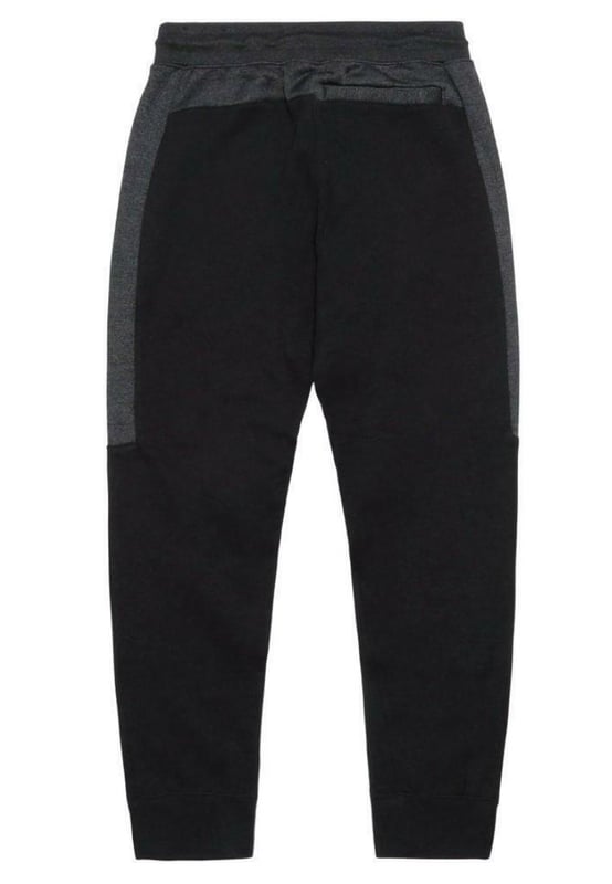 Nike Air Herren-Vollfleece-Trainingsanzug-Set.
3-teilige Kapuze mit hohem Halsausschnitt für Wärme und Bedeckung.
Abgesetzte Schulternähte bieten eine entspannte Passform.
Nike Air auf der Kapuze gedruckt.
Kapuze mit kontrastfarbenen Einsätzen.
Ein "Air"-Emblem auf der Kapuze.
Nike Air Jogger mit elastischen Bündchen und verstellbaren Kordelzügen an der Taille.
Nike Air Unterschrift und Swoosh Branding.
Jogger enthält zwei Seitentaschen und eine auf der Rückseite.
Weiches Fleece-Futter.