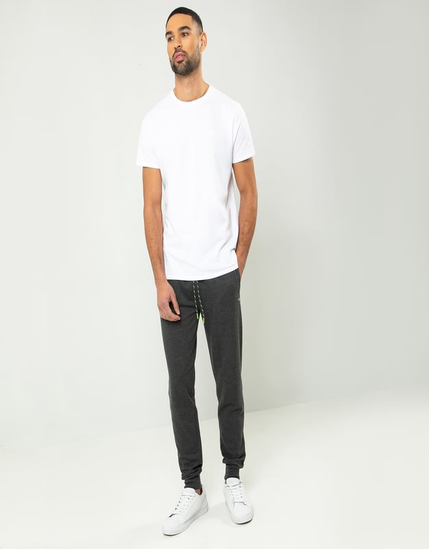A must have addition to your wardrobe, these joggers from Threadbare have a ribbed elasticated waistband with a drawstring and feature side pockets and elasticated cuffs for that tapered look. Cut in a regular fit, these joggers are built for comfort without compromising on style.The cotton blend fabric ensures a really comfortable feel. Add a hoody and a padded gilet and team with trainers for effortless style that's clean and casual. Other colours and matching items available.
