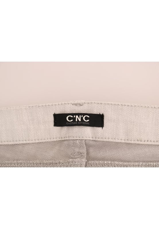 A estrenar con etiquetas.
  Vaqueros CNC 100% autenticos de CoSTUME NATIONAL CNC.
  Corte entallado.
  Color: Blanco.
  Material: 98% algodon 2% elastano.
  Bragueta: Cremallera y boton.
  Detalles del logotipo.
  Fabricado en Italia.