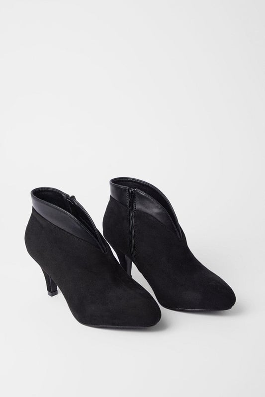 Introducing our sleek and stylish black leather ankle boot, designed to elevate your footwear game. Crafted with precision, these snug-fitting boots feature a pointed toe for a touch of sophistication. Made from high-quality leather, they offer both durability and comfort, making them the perfect choice for any occasion. Step out in confidence and make a statement with these timeless black leather ankle boots.