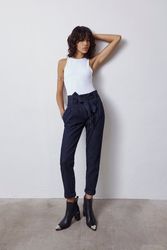 High waist paperbag jeans with removable belt. Two side patch pockets with rhinestone details. Button and zip fastening.