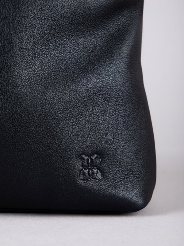 Expertly crafted from premium leather, the Winleigh cross body bag is as practical as it is stylish. Dual front zip pockets elevate this structured silhouette, whilst the adjustable cross body strap allows for versatile and comfortable wear. With plenty of room inside, this classic black bag is ideal for every day.