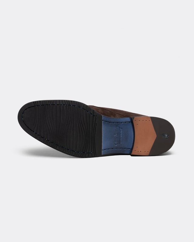 This classic chukka boot is made from suede on a formal last. The upper has clean lines and a handy back pull tab. Includes a half-leather lining and leather cushioned inner heel pad. The upper is Blake stitched to a leather sole with an additional rubber forepart on top for extra practicality.
Blake Stitched ConstructionLeather liningSuede UpperLeather sole with rubber forepartHeel pull tab
&nbsp;
&nbsp;
&nbsp;