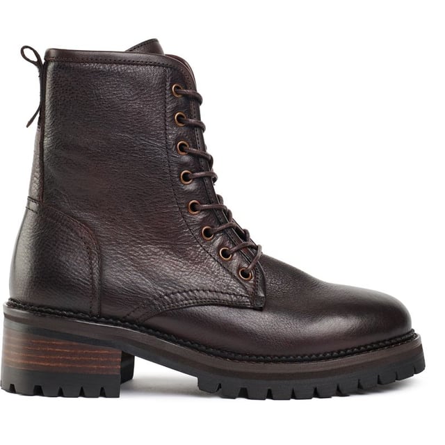 Abraza tu estilo inteligente con un toque rudo. Las botas de tobillo con cordones de Sole Crafted Stitch cuentan con una parte superior de cuero premium que ofrece un aspecto exclusivo y versátil. El forro de cuero de calidad abraza tus pies con comodidad, mientras que la suela durable con tacos aporta personalidad a cada paso. Ya sea que te dirijas a una noche en la ciudad o enfrentes un largo día de trabajo o en la universidad, las botas Sole Stitch añaden un toque distinguido a cualquier outfit.