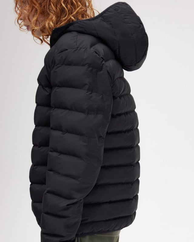 A staple Fred Perry insulated jacket with an adjustable hood and twin tipping to the internal collar.

Recycled polyester ripstop fabric 
Regular fit
Two way zip with branded puller 
Zip-up side seam pockets 
Laurel Wreath embroidered logo on the left hand chest

100% Recycled Polyamide
J8553