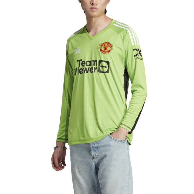 Farbe: Teassg Grün Ärmel: Langer Ausschnitt: V-Ausschnitt Details: Die Fan-Version des Manchester United Torwarttrikots, gekennzeichnet durch die feuchtigkeitsableitende AEROREADY-Technologie Länge: Normal Passform: Slim-fit Verwendung: Fußballspiel