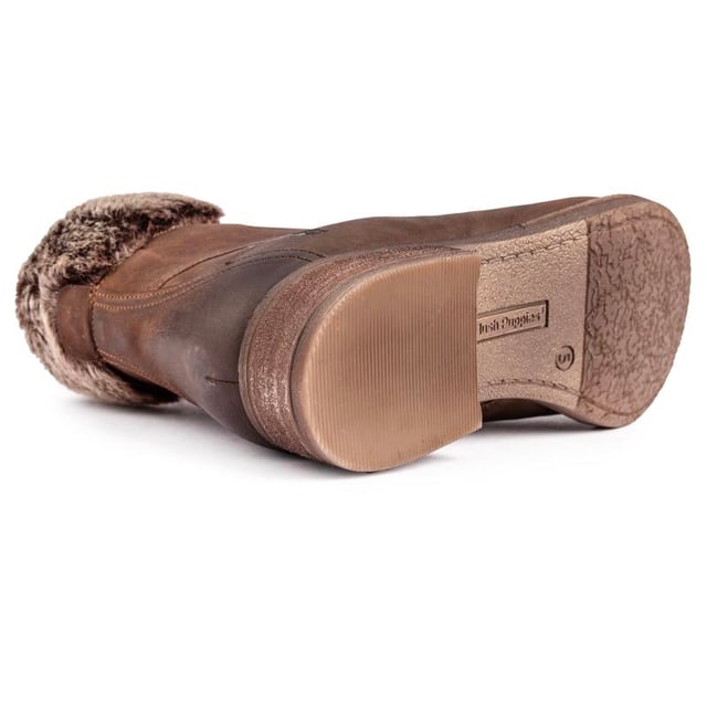Las botas Hush Puppies Effie están a la moda y son cómodas de llevar. Están fabricados en piel texturizada. con cuello de piel sintética. Ojales de anilla en D de metal plateado. Cremallera interior y logo en relieve. Son la opción ideal para tus encuentros urbanos y hacer recados diarios con estilo.