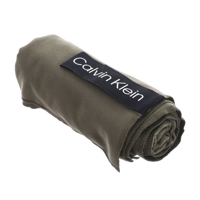 Este pack exclusivo de Calvin Klein incluye un bañador y una toalla, ideales para disfrutar de un día de playa o piscina con estilo y comodidad.

Bañador: Con un diseño clásico, el bañador presenta una cintura elástica con cordón ajustable para un ajuste perfecto y cómodo. El logo de la marca está discretamente ubicado en la pierna inferior, añadiendo un toque distintivo. 

Su tejido ligero y resistente al agua permite mayor libertad de movimiento, haciendo que sea ideal tanto para nadar como para relajarse al aire libre.

Toalla: De tamaño compacto pero funcional, la toalla es suave y absorbente, perfecta para secarse después de un chapuzón. El distintivo logo de Calvin Klein está presente, añadiendo un toque elegante y sofisticado.

El pack viene en un práctico estuche con cierre de cremallera, lo que facilita su transporte y almacenamiento, asegurando que siempre tengas todo a mano para tus actividades acuáticas.
 Composición: Bañador: 100% Poliéster; Toalla: Microfibra
 Cuidados:
- Lavar en máquina en agua fría.
- Evitar suavizantes. 
- Secar a baja temperatura.