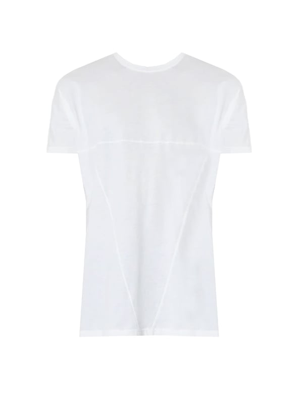 Producida en Italia, esta camiseta es un verdadero símbolo de calidad y estilo, fusionando la artesanía tradicional con un diseño moderno, garantizando no solo comodidad, sino también elegancia.

El color uniforme de esta camiseta hace que sea extremadamente universal y fácil de combinar con diferentes elementos del vestuario, ideal para cualquier ocasión, desde salidas casuales hasta reuniones más formales.

La camiseta con costuras añade un toque sutil pero refinado, que la distingue de otras, enfatizando la atención al detalle y la alta calidad de fabricación.

El diseño más largo no solo proporciona comodidad adicional, sino también una apariencia moderna, que se combina perfectamente tanto con jeans como con pantalones elegantes, otorgando a la silueta un carácter moderno y estiloso.