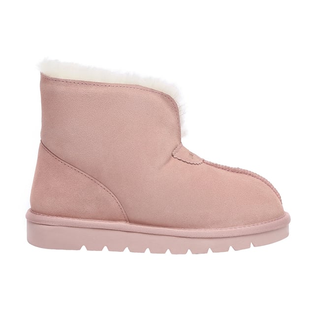 De Owl Ankle Slipper is er om je voeten gezellig en warm te houden en biedt volledige bedekking van enkel tot teen. Deze pantoffel omarmt het luxueuze comfort van Australische schapenvacht en omhult je voeten met pure weelde. Dit paar heeft een opvouwbare pluizige kraag waardoor je ze thuis als pantoffels kunt dragen of de kragen eenvoudigweg kunt opvouwen tot een paar stijlvolle enkellaarsjes. Beschrijving: Suède bovenwerk Voering van schapenvachtwol Binnenzool van schapenvachtwol EVA-zool Technologieën: Antislip EVA-buitenzool