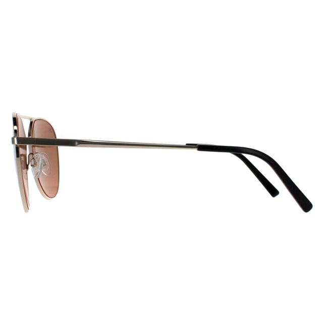 Serengeti Aviator Unisex Shiny Light Gold Saturn Polarized Odell zonnebril is een glamoureuze aviatorstijl gemaakt van lichtgewicht metaal. Siliconen neuskussentjes en een dubbele brug zorgen de hele dag voor comfort. De spectrale en fotochrome technologie past het licht aan en filtert het tot in de perfectie, terwijl het Serengeti-logo op de rechterlens staat voor de authenticiteit van het merk.