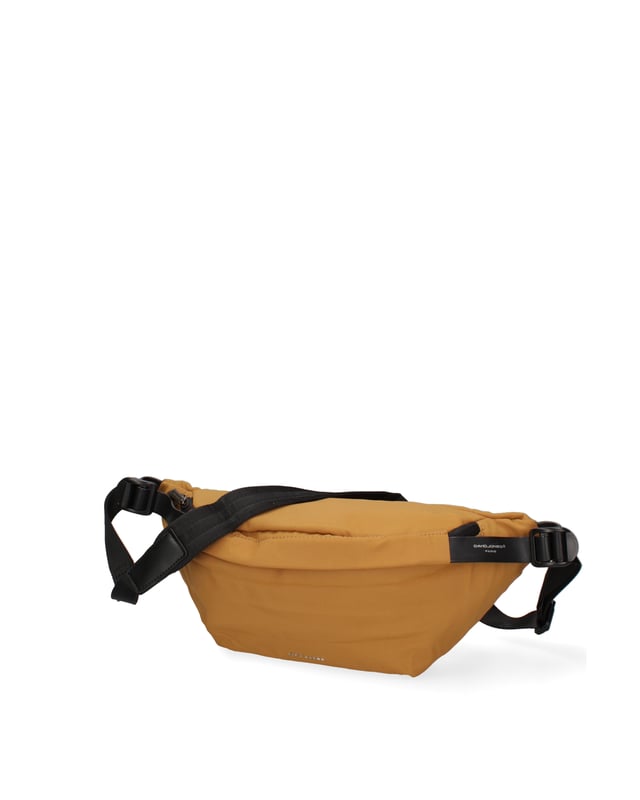 Riñonera unisex. El cierre es con cremallera. Los bolsillos internos son uno con cremallera y otro abierto. Los bolsillos externos son uno en la espalda con cremallera. La bandolera es ajustable en tela. Falta el mango. Hay un compartimento interno. El material exterior es nailon y ecopiel. Internamente está forrado en poliéster. Medidas: 21x18x8 cm. Producto de moda
