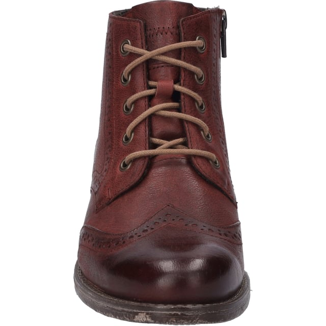 Entdecke die Eleganz und den unvergleichlichen Tragekomfort mit Sienna 75 von JOSEF SEIBEL. Diese Stiefelette für Damen, präsentiert in einem tiefen Bordeaux, bringt Farbe in deine Herbstgarderobe und lässt sich ideal mit deiner Casualmode kombinieren. Hergestellt aus feinem Ziegenleder in Nappa-Qualität, verspricht Sienna 75 nicht nur eine hochwertige Optik, sondern auch Langlebigkeit und eine perfekte Passform. Das Innenleben aus Mikrofaser und eine austauschbare Innensohle aus Leder garantieren ein angenehmes Fußklima und personalisierbare Bequemlichkeit. Ob bei einem Spaziergang durch den Park oder einem entspannten Stadtbummel, die beige TR-Sohle bietet optimale Rutschfestigkeit und ist dabei erstaunlich leicht. Der Blockabsatz mit einer Höhe von 3 cm unterstreicht die modische Note, ohne den Tragekomfort zu beeinträchtigen. Dank der Schnürung lässt sich der Schuh individuell anpassen, wodurch ein optimaler Sitz gewährleistet wird. Die Verbindung von Tradition und Innovation zeigt sich in der Fertigungsart AGO, welche die Langlebigkeit und Formbeständigkeit des Schuhs sichert. JOSEF SEIBEL steht für modernen Komfort und eine Fertigung, die weit über das Gewöhnliche hinausgeht. Sienna 75 ist somit mehr als nur ein Schuh – es ist eine Investition in Qualität und Nachhaltigkeit, weit entfernt von der schnelllebigen Fast Fashion. Erlebe, wie dieser Schuh dich bei jeder Gelegenheit stilsicher begleitet und deinem Outfit einen einzigartigen Charakter verleiht.