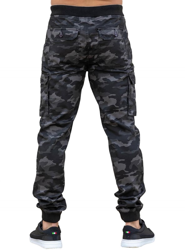 Erhebe deinen Stil mit den Militär Combat Camouflage Jeans von ENZO. Diese Jogger-Hose verfügt über einen elastischen Bund mit Kordelzug und Knopfverschluss für eine bequeme und sichere Passform. Mit mehreren Taschen und einem Reißverschluss bieten diese Hosen im mittleren Schnitt sowohl Funktionalität als auch ein modisches Design. Perfekt für den stilvollen, aber abenteuerlustigen Mann.