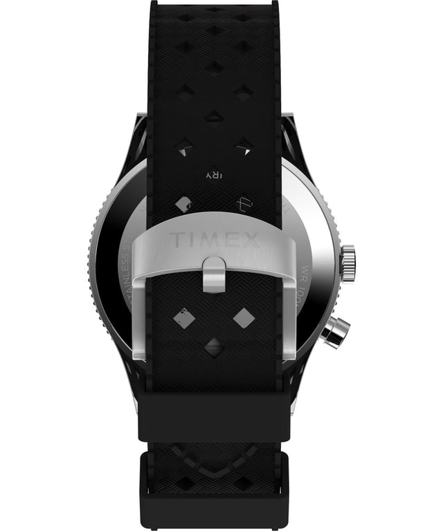 Dit Timex Traditional Analoge Horloge voor Heren is het perfecte accessoire om te dragen of cadeau te doen. De zilveren 39 mm ronde kast, gecombineerd met de comfortabele zwarte rubberen horlogeband, zorgt ervoor dat je zonder compromissen van dit prachtige uurwerk kunt genieten. Aangedreven door een hoogwaardige quartz beweging en waterbestendig tot 10 bar, blijft je horloge tikken. Met onze Waterbury Traditional GMT hebben we onze traditionele vakmanschap samengevoegd met de praktische voordelen van een GMT-beweging. Dit analoge horloge heeft een kalenderfunctie: Datum, fluorescerende wijzers en fluorescerende cijfers. Hoogwaardige zwarte rubberen strap van 21 cm lengte en 19 mm breed met een gesp. Kastdiameter: 39 mm, kastdikte: 12 mm, kastkleur: zilver en wijzerplaatkleur: zwart.