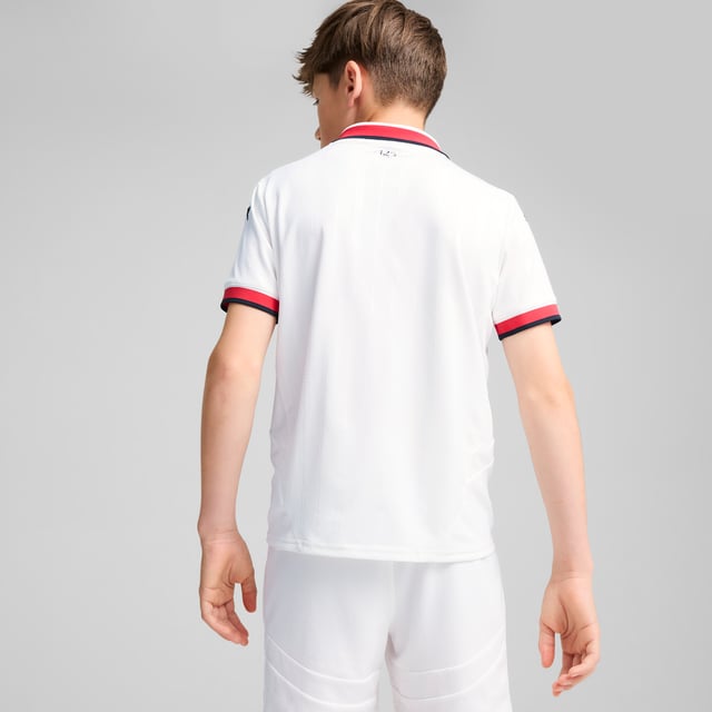 PUMA Boys AC Milan 24/25 Away Jersey PRODUCT STORY: Details make all the difference in the 24/25 AC Milan Away Kit. The classic white away combined with a red-and-black polo collar and monochromatic crest personifies the spirit of success and casual sophistication of a team synonymous with the Beautiful Game. Tonal pinstripe pattern adds a historic touch, honoring AC Milans origins as the Milan Football and Cricket Club. FEATURES & BENEFITS: dryCELL: Performance technology designed to wick moisture from the body and keep you free of sweat during exercise; As part of the RE:FIBRE program, this garment is made of at least 95% recycled material from textile waste and other used materials. DETAILS: Regular fit; 170 gsm, Jacquard; Crew neck; Short sleeves; Official team branding; PUMA Youth: Recommended for older kids between 8 and 16 years. Our model is 154 cm tall and is wearing size 152 RUS.