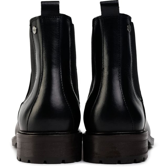 Estas clásicas botas Chelsea Pento de SOLE tienen un estilo moderno y una apariencia elegante. Están hechas con una parte superior de cuero de lujo y un forro de cuero suave que se adapta a la forma de tus pies. Los refuerzos elásticos y un detalle refinado de broche de metal característico le agregan una dimensión visual a este básico exclusivo. Perfecto para dar el salto a la nueva temporada con estilo y personalidad.