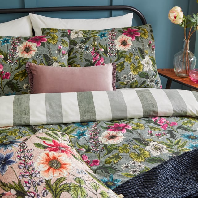 A timeless tribute to nature's vast magnificence. Focusing on alluring ornate flower heads and delicate botanicals to create bold but vibrant prints. Hidcote Manor features a complementary nautical-striped reverse, giving you two different designs for a midweek refresh. This duvet cover is printed on a soft cotton-rich fabric with a textured slub finish, providing a relaxed look that will last.