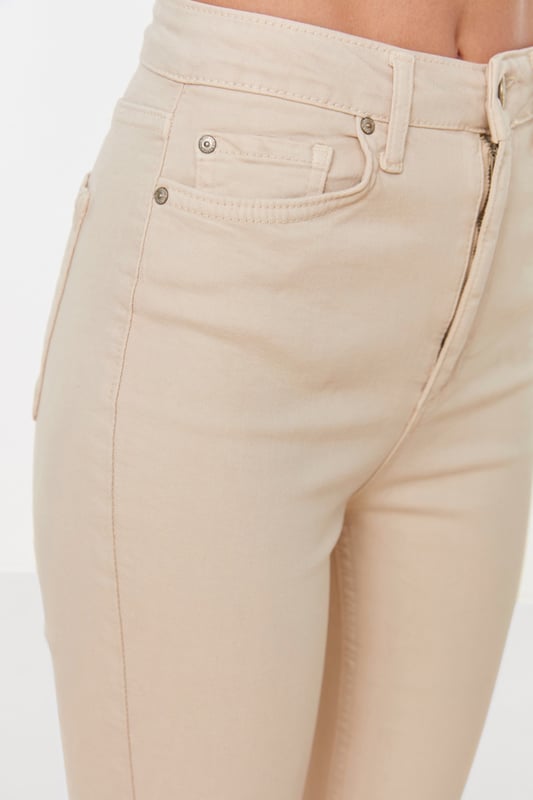The Model's Measurements: Height: 175cm(6'8"), Bust: 80cm(31in), Waist: 64cm(25in), Hips: 90cm(35in) The product on the model is size S/36. 98% Cotton 2% Elastane, Flexible Woven Fabric, Button and Zipper Closure, High Waist, Crop Flare. Inner Length: 68 cm. Colors may vary during studio shots due to the difference in light.
