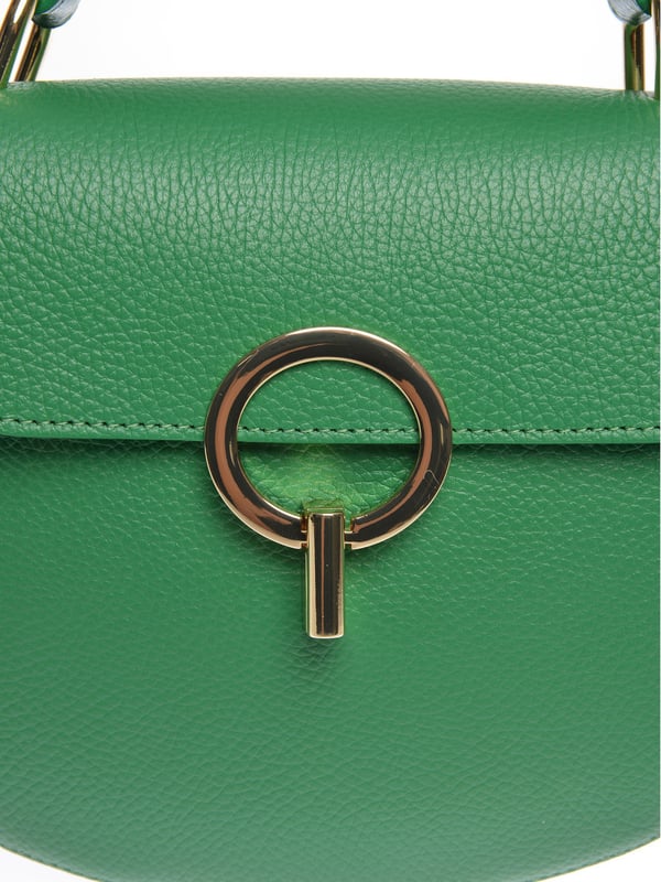 Crossbody tas
100% rundleer
Ritssluiting aan de bovenkant
Metalen gespsluiting aan de voorkant
Intern vak met rits
Afmetingen : 20x23,5x7,5 cm
Handvat: 21cm
Schouderriem: 120 cm verstelbaar