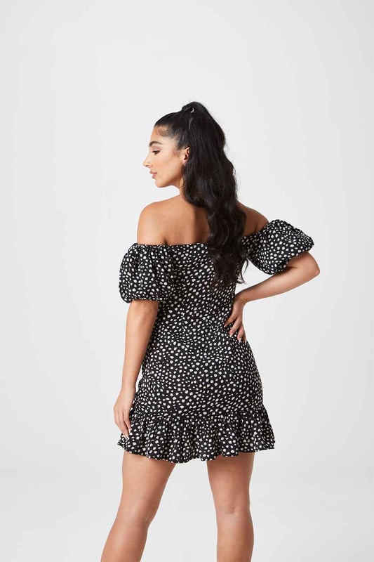 The perfect summer mini dress featuring a flawless fitted silhouette with a spotted pattern and off the shoulder sleeves. The ideal dress for a night out with friends to a holiday centrepiece, this dress will quickly become your favourite. Model is 5'5 and wears a size 8.
