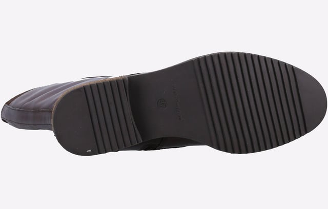 Der Rudy ist ein hoher Damenstiefel von Hush Puppies mit Brogue-Details. Obermaterial aus Leder und Wildleder, Schnürung gibt die perfekte Passform mit Innen elastisch für zusätzliche geben und volle Innen Reißverschluss für Leichtigkeit. Memory Foam und warmes Textilfutter sorgen für Komfort.
- Obermaterial aus Leder- und Wildledermix
- Brogue-Details
- Schnürverschluss für perfekte Passform
- Versteckter Gummizug innen für zusätzliche Flexibilität
- Durchgehender Innenreißverschluss für Bequemlichkeit
- Warmes Textilfutter
- Gedächtnisschaum-Ledersohle mit Dämpfungskomfort
- Bequeme und strapazierfähige Einheit
- Schaft-Umfang: 38cm