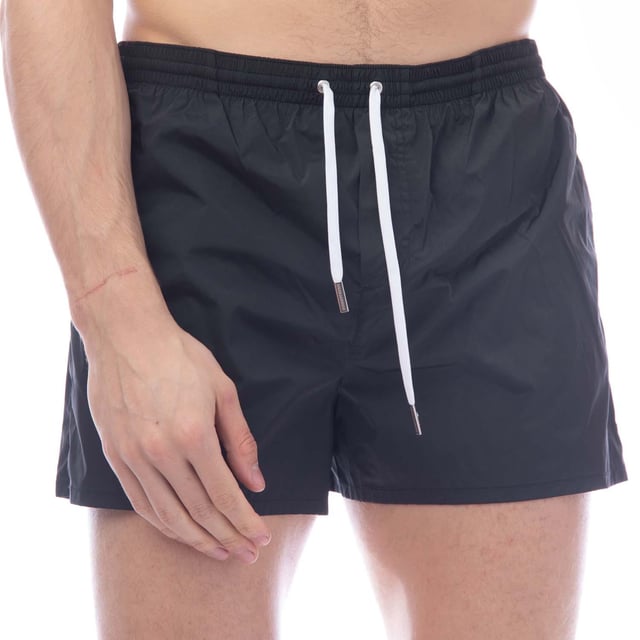 Dsquaered2 Midi Swim Boxers in black.- Elasticated drawstring waistband.- Side pockets.- Contrasting Dsquared2 logo.- Slim fit.- 92% Polyamide  8% Elastane.- Ref: D7B643950BLK
