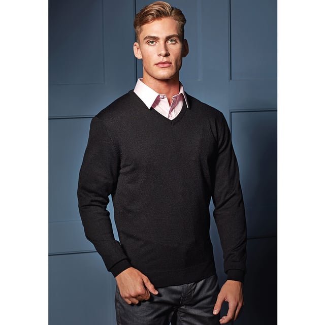 Een eenvoudige, gemakkelijk te dragen trui die een laagje stijl aan uw outfit toevoegt.. Ontworpen met geribbelde gebreide set-in mouwen, zoomlijn en v-hals voor een eigentijdse moderne look. Een garderobe die essentieel is voor medewerkers die te allen tijde een slim bedrijfsimago moeten behouden. 100% acryl.