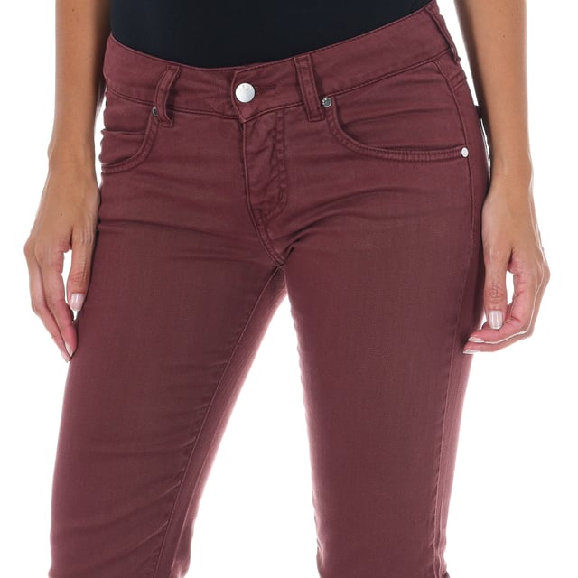Long jeans. 
 Garnet Color 
 Waist with belt loops. 
 Button and zip closure. on the front. 
 Two pockets on the front. 
 Two open pockets on the back. one of them lined with sequins. 
 Narrow cut hem. 
 Matching seams. 

 Composition: 
 - 55% Cotton - 42% Lyocell - 3% Elastane. 

 Washing instructions: 
 - Wash maximum at 40ºC. 
 - Iron at medium temperature. max. 110ºC. 
 - Lets you use a dryer. 
 - Do not use bleach. 
 - Does not support dry cleaning. 

 Composition: 55% Cotton, 42% Lyocell, 3% Elastane
 Care:
- Wash maximum at 40ºC.
 - Iron at medium temperature. max. 110ºC.
 - Allows you to use a dryer.
 - Do not use bleach.
 - Does not support dry cleaning.