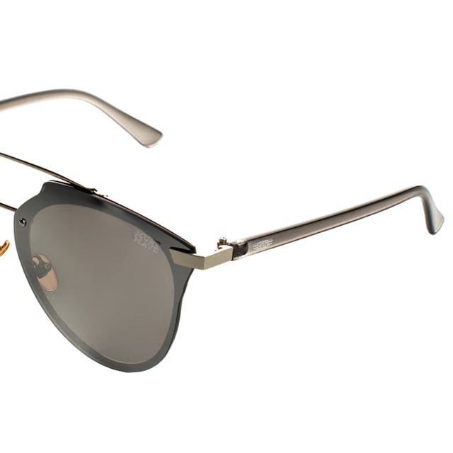 Must Have unisex sunglasses with a cat eye design and metal frame, perfect for an elegant and sophisticated style.

 UV 400 polarized lenses block 100% of UVA and UVB rays, reducing glare and providing clearer, more comfortable vision.

 The design includes the brand's logo engraved on the temples and discreetly on one of the lenses, highlighting its authenticity and distinctive character.

 They include a soft cleaning cloth to keep your lenses spotless and a protective case to store them safely.

 Perfect for complementing any look, these glasses are ideal for those looking for protection and style in one piece.
 Measures: Lens height: 53 mm, Lens width: 58 mm, Bridge: 15 mm, Temples: 142 mm
 Composition: Metal, Polycarbonate
 Care:
- Wash only with water or, if necessary, a mild soap.
 - Dry with a soft cloth to avoid scratches.
 - Avoid contact with harsh surfaces or abrasive liquids.