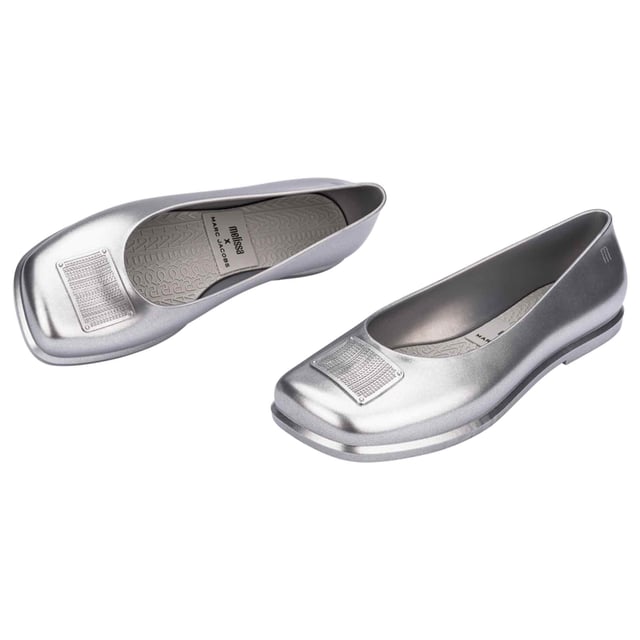 Unleash the inner fashionista with the Melissa Renovao + Marc Jacobs, a newcomer from the acclaimed collab with the celebrated designer. Inspired by ballet flats, it features a metallic finish, and is casual and extremely lightweight. Another highlight is a paint outlined PVC adornment. The style is perfect for any occasion