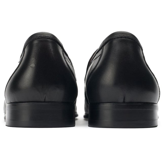 El mocasín Raz de SOLE rezuma estilo refinado y es exclusivo de SOLE. Este elegante mocasín irradia lujo en el calzado con su parte superior de cuero negro intenso, su tira de metal y su suela con una textura sutil. El forro y la plantilla de cuero suave ofrecen una comodidad transpirable. Sobrio pero sofisticado, la silueta limpia de este mocasín muestra su elegancia sin esfuerzo, ya sea que lo combine con un traje, jeans o pantalones chinos. Simplemente lujoso, el mocasín Raz es una incorporación impecable a su guardarropa.