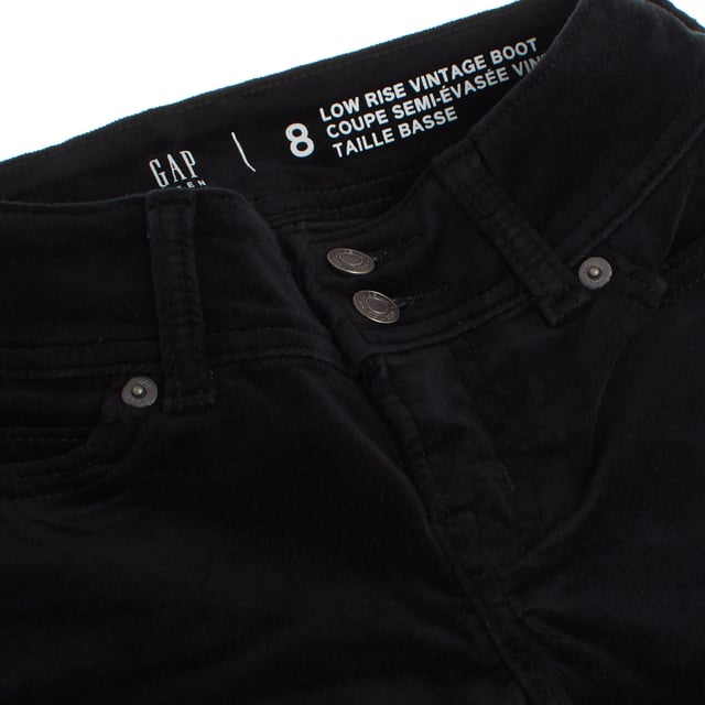 Girls' flared trousers made from a luxurious soft velvet fabric, perfect for adding a touch of elegance and style to any look.

 They feature a mid-rise waist with a double button and zip front closure, offering a comfortable and secure fit.

 Its classic five-pocket design maintains practicality, while the flared silhouette adds a retro yet modern vibe.

 These velvet pants are ideal for special occasions or to elevate a casual outfit with a sophisticated and distinctive touch.
 Composition: 80% Cotton, 12% Polyester, 6% Viscose, 2% Elastane
 Care:
- Machine wash cold.
 - Use similar colors in the wash.
 - Avoid the use of bleaches.
 - Dry at low temperature in the dryer.
 - Iron at low temperature.
 - Do not dry clean.