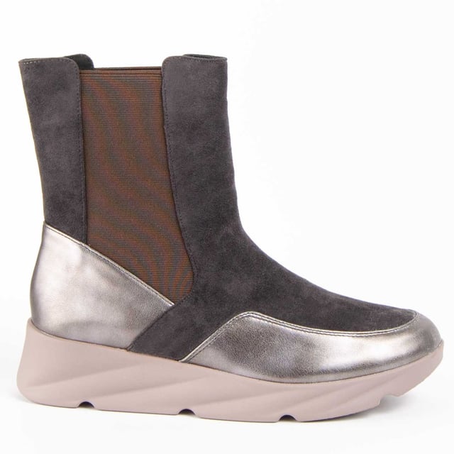 Botín de cuña casual para mujer. Calce cómodo. Plantilla acolchada de piel natural. Fabricado por otras marcas para nuestra marca. Medidas aproximadas: 14 cm de alto de caña y 12 cm de ancho de caña.