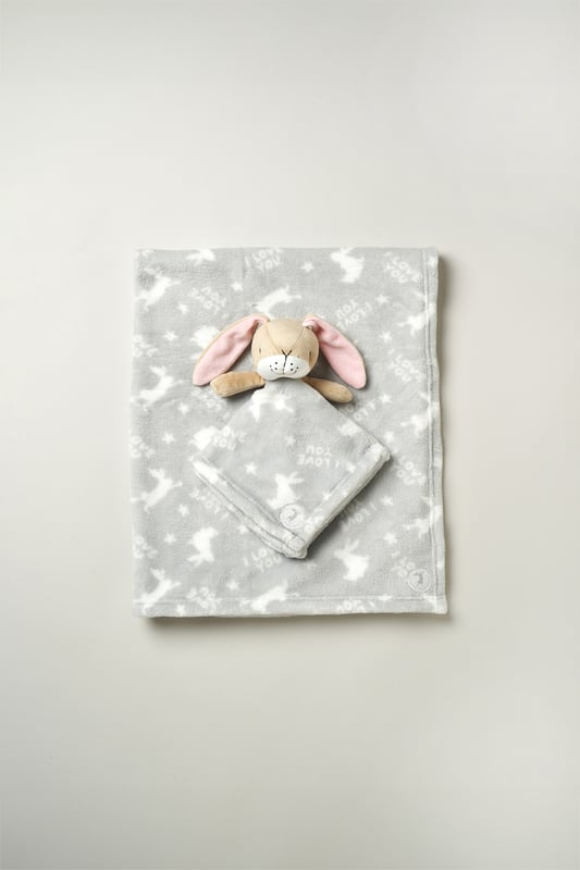 This adorable Guess How Much I Love You comforter makes the perfect gift for the little one in your life. Features a cuddly comforter with an all-over print and a cuddly bunny toy. Machine washable to ensure easy care.