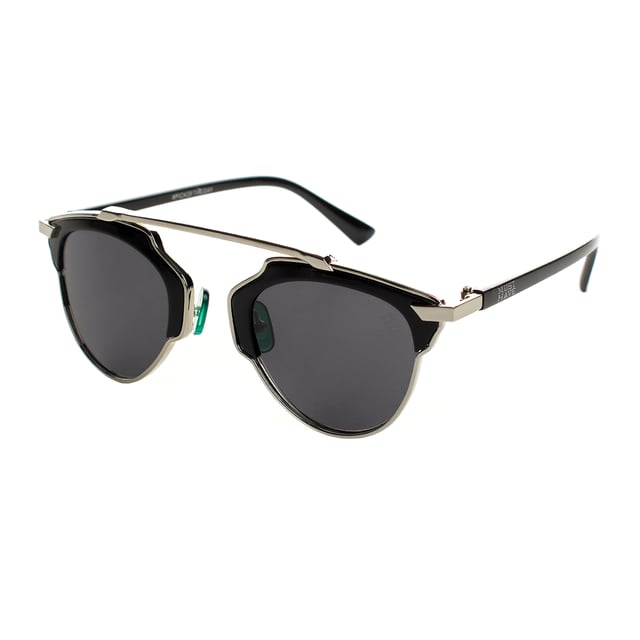 Gafas de sol Must Have unisex con diseño ovalado y montura de metal y policarbonato, combinando durabilidad y ligereza. 

Equipadas con lentes polarizados de protección UV 400, bloquean el 100% de los rayos UVA y UVB, proporcionando una visión clara y reduciendo el deslumbramiento en ambientes luminosos. 

La forma ovalada añade un toque elegante y atemporal, ideal para complementar cualquier estilo. 

Incluyen el logotipo de Must Have grabado en las patillas y en uno de los lentes, aportando un detalle distintivo. 

Incluyen un paño de limpieza suave para mantener los lentes impecables y un estuche protector para guardarlas de forma segura.

Perfectas para complementar cualquier look, estas gafas son ideales para quienes buscan protección y estilo en una sola pieza.
 Medidas: Alto lente: 54 mm, Ancho lente: 48 mm, Puente: 12 mm, Patillas: 130 mm
 Composición: Metal, Policarbonato
 Cuidados:
- Lavar solo con agua o, si fuese necesario, un jabón suave.
- Secar con el paño suave para evitar rayaduras.
- Evitar el contacto con superficies rigurosas o líquidos abrasivos.